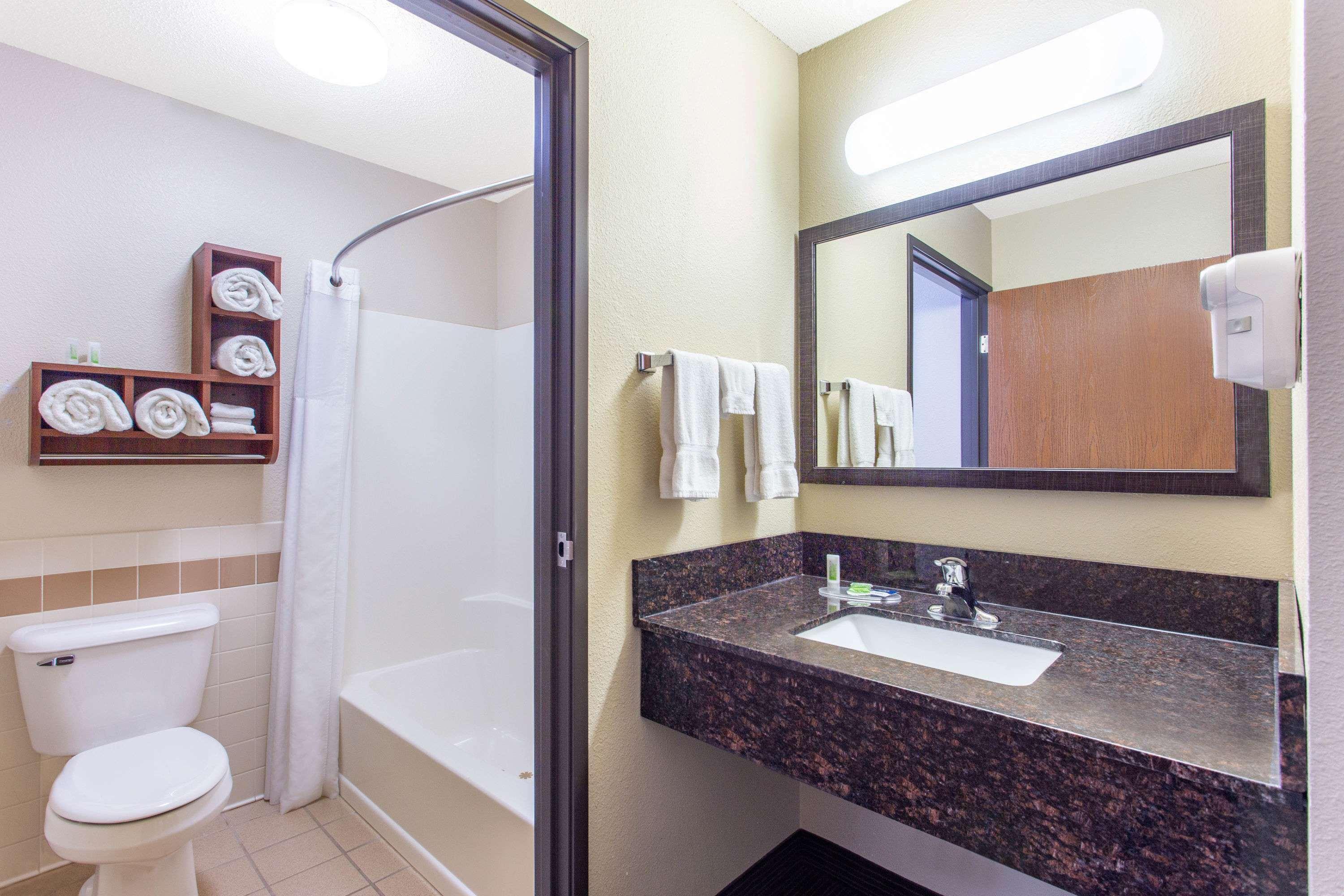 Americinn By Wyndham New London Экстерьер фото